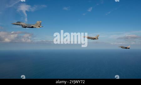 Un F-15EX Eagle II della U.S. Air Force e due caccia F-16 Fighting Falcon assegnati alla Eglin Air Force base, Florida, volano vicino a Jacksonville, Florida, 2 novembre, 2024. gli avieri del 40th Flight test Squadron e della 96th Aircraft Maintenance Unit sostennero un cavalcavia per l'annuale partita di football universitario Florida-Georgia. (Foto dell'aeronautica statunitense di staff Sgt. Blake Wiles) Foto Stock