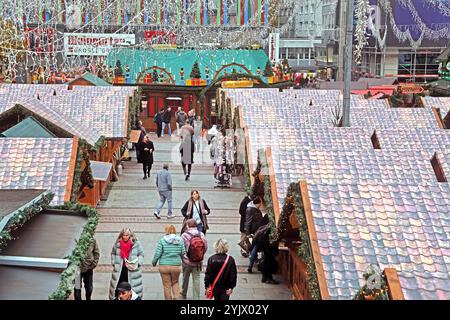 Weihnachtsmarkt im Herzen des Ruhrgebiets Der internationale Weihnachtsmarkt in Essen mit seinen leuchtenden Hütten. Essen Nordrhein-Westfalen Deutschland Ruhrgebiet *** Mercatino di Natale nel cuore dell'area della Ruhr il mercato internazionale di Natale di Essen con le sue capanne illuminate Essen Renania settentrionale-Vestfalia Germania zona della Ruhr Foto Stock