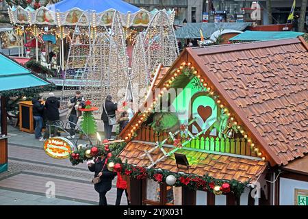 Weihnachtsmarkt im Herzen des Ruhrgebiets Der internationale Weihnachtsmarkt in Essen mit seinen leuchtenden Hütten. Essen Nordrhein-Westfalen Deutschland Ruhrgebiet *** Mercatino di Natale nel cuore dell'area della Ruhr il mercato internazionale di Natale di Essen con le sue capanne illuminate Essen Renania settentrionale-Vestfalia Germania zona della Ruhr Foto Stock