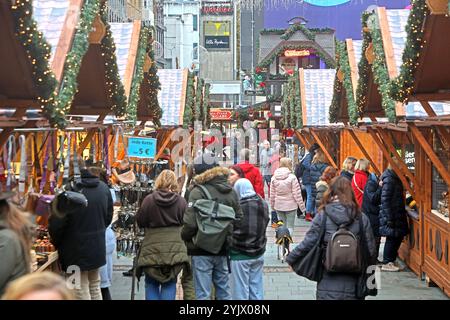 Weihnachtsmarkt im Herzen des Ruhrgebiets Der internationale Weihnachtsmarkt in Essen mit seinen leuchtenden Hütten. Essen Nordrhein-Westfalen Deutschland Ruhrgebiet *** Mercatino di Natale nel cuore dell'area della Ruhr il mercato internazionale di Natale di Essen con le sue capanne illuminate Essen Renania settentrionale-Vestfalia Germania zona della Ruhr Foto Stock