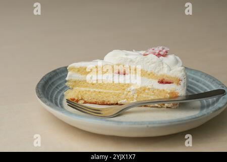 Shortcake e forchetta di fragole giapponesi su ogni piatto grande e piccolo su un tavolo di legno. Foto Stock