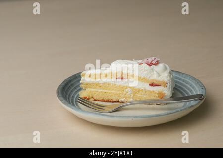 Shortcake e forchetta di fragole giapponesi su ogni piatto grande e piccolo su un tavolo di legno. Foto Stock