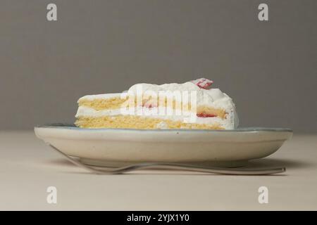 Shortcake e forchetta di fragole giapponesi su ogni piatto grande e piccolo su un tavolo di legno. Foto Stock