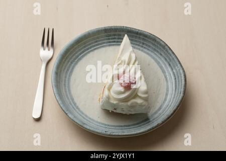 Shortcake e forchetta di fragole giapponesi su ogni piatto grande e piccolo su un tavolo di legno. Foto Stock