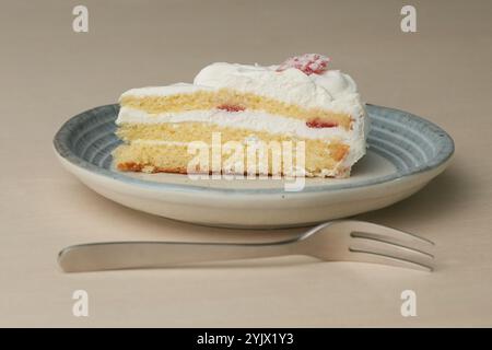 Shortcake e forchetta di fragole giapponesi su ogni piatto grande e piccolo su un tavolo di legno. Foto Stock