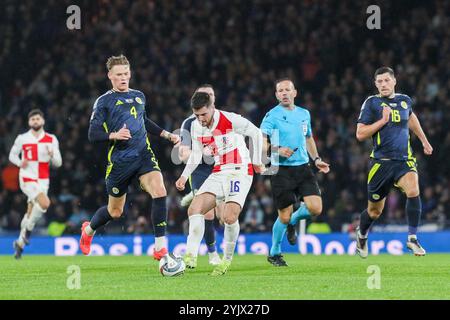 Glasgow, Regno Unito. 15 novembre 2025. La Scozia ha giocato contro la Croazia a Hampden Park, Glasgow, Scozia, Regno Unito nella UEFA Nations League 2025. Il punteggio è stato la Scozia 1-0 Croazia con il gol di John McGinn, Scozia 7, in 86 minuti. Crediti: Findlay/Alamy Live News Foto Stock