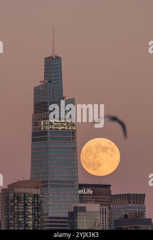 New York, New York, Stati Uniti. 15 novembre 2024. Supermoon si vede vicino al Summit One Vanderbilt sull'isola di Manhattan a New York, negli Stati Uniti, nella notte di sabato 15 novembre 2024. (Credit Image: © William Volcov/ZUMA Press Wire) SOLO PER USO EDITORIALE! Non per USO commerciale! Foto Stock