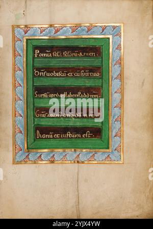 Decreated Incipit Page; Sacramentario, circa 1025-1050. Informazioni aggiuntive: Di fronte alla miniatura della Pentecoste da questo sacramentario ottoniano, la pagina incipita presenta l'inizio della prefazione della messa. All'interno di una cornice dorata, le parole dorate appaiono su sfondo viola e verde: P[er] om[n]ia s[ae]c[u]la s[ae]c[u]loru[m]. Amen. D[omi]n[u]s vobiscu[m]. Et cu[m] sp[irit]u tuo. Sursu[m] corda. Habem[US] ad d[omi]n[u]m.. GRA[tia]S agam[US] d[omi]no d[e]o n[ost]ro. Dignu[m] et iustum est (per sempre e per sempre. Amen. Il Signore sia con te. E con il vostro spirito. Alzate i vostri cuori. Li teniamo in braccio Foto Stock