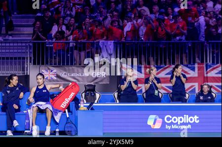 15 novembre 2024; Palacio de Deportes Jose Maria Martin Carpena Arena, Malaga, Spagna; Billie Jean King Cup Finals, giorno 3; Anne Keothavong (GBR) con Emma Raducanu (GBR) Foto Stock