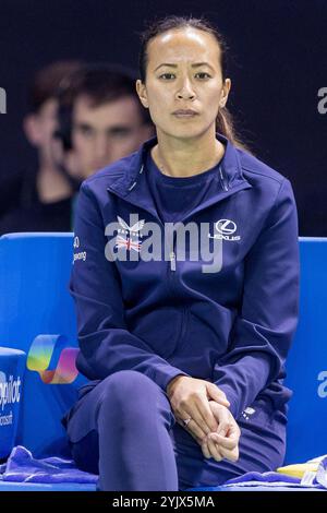 15 novembre 2024; Palacio de Deportes Jose Maria Martin Carpena Arena, Malaga, Spagna; Billie Jean King Cup Finals, giorno 3; Captain Anne Keothavong (GBR) guarda giocare Foto Stock