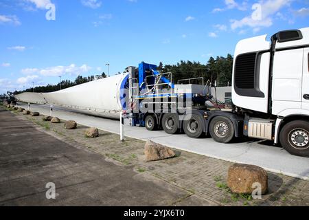 Trasporto di una pala di una turbina eolica su camion in Germania Foto Stock