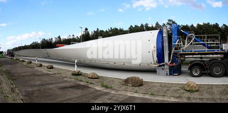 Trasporto di una pala di una turbina eolica su camion in Germania Foto Stock