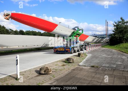 Trasporto di una pala di una turbina eolica su camion in Germania Foto Stock