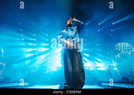 La band di Leicester Kasabian si esibisce dal vivo alla O2 Arena, Londra, Regno Unito, 16/11/2024 Ehimetalor Unuabona/Alamy Live News Foto Stock