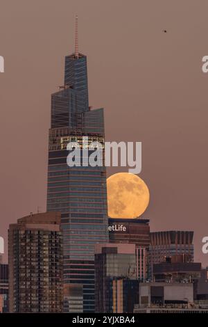 New York, New York, Stati Uniti. 15 novembre 2024. Supermoon si vede vicino al Summit One Vanderbilt sull'isola di Manhattan a New York, negli Stati Uniti, nella notte di sabato 15 novembre 2024. (Credit Image: © William Volcov/ZUMA Press Wire) SOLO PER USO EDITORIALE! Non per USO commerciale! Foto Stock