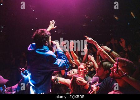 La band di Leicester Kasabian si esibisce dal vivo alla O2 Arena, Londra, Regno Unito, 16/11/2024 Ehimetalor Unuabona/Alamy Live News Foto Stock