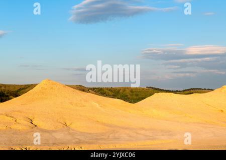 Paesaggio arido vicino a Berca, Buzau, Romania. Si tratta di un fenomeno geologico unico in Europa, dove il gas terrestre raggiunge la superficie attraverso le colline maki Foto Stock