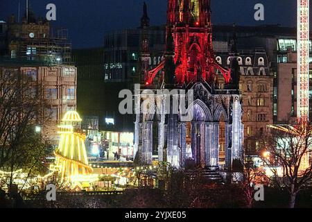 Glasgow, Scozia, Regno Unito. 14 novembre 2024. Meteo nel Regno Unito: L'oscurità anticiclonica del clima autunnale ha visto arrivare il natale a edimburgo con l'apertura del mercato di natale all'ombra del castello nei giardini di Prince Street. Credit Gerard Ferry/Alamy Live News Foto Stock