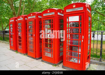 5 cabine telefoniche allineate in rosso con un aspetto fatiscente. 5 cabine telefoniche allineate in rosso con un aspetto fatiscente vicino a Buckingham Palac Foto Stock