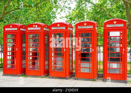 5 cabine telefoniche allineate in rosso con un aspetto fatiscente. 5 cabine telefoniche allineate in rosso con un aspetto fatiscente vicino a Buckingham Palac Foto Stock