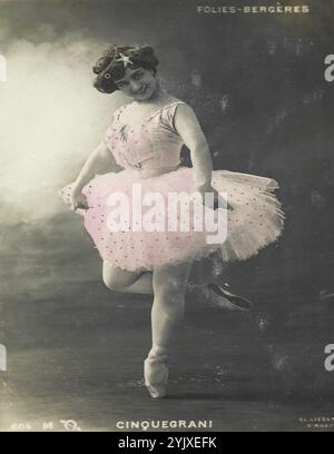 Cinquegrani - un'immagine vintage della ballerina Cinquegrani Folies Bergeres in un tutu di balletto e in posa sui piedi. Foto Stock