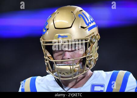 Seattle, Washington, Stati Uniti. 15 novembre 2024. Il quarterback degli UCLA Bruins Ethan Garbers (4) alla partita di football NCAA tra gli UCLA Bruins e i Washington Huskies a Seattle, Washington. Steve Faber/CSM/Alamy Live News Foto Stock