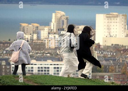 Edimburgo, Scozia, Regno Unito. 14 novembre 2024. Meteo nel Regno Unito: Guardando verso leith. L'oscurità anticiclonica del clima autunnale ha visto una giornata fredda e ventosa per i turisti sulla collina di calton con le migliori viste e monumenti della città. Credit Gerard Ferry/Alamy Live News Foto Stock