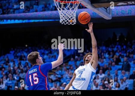 Chapel Hill, North Carolina, Stati Uniti. 15 novembre 2024. La guardia dei North Carolina Tar Heels Seth Trimble (7) spara all'attaccante degli American University Eagles Matt Rogers (15) durante la prima metà della partita di basket NCAA al Dean Smith Center di Chapel Hill, NC. (Scott Kinser/CSM). Crediti: csm/Alamy Live News Foto Stock
