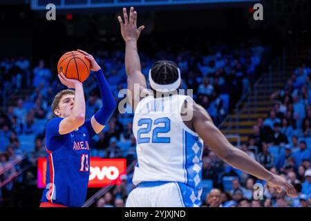 Chapel Hill, North Carolina, Stati Uniti. 15 novembre 2024. L'attaccante degli American University Eagles Matt Rogers (15) spara contro l'attaccante dei North Carolina Tar Heels Ven-Allen Lubin (22) durante la seconda metà della partita di basket NCAA al Dean Smith Center di Chapel Hill, NC. (Scott Kinser/CSM). Crediti: csm/Alamy Live News Foto Stock