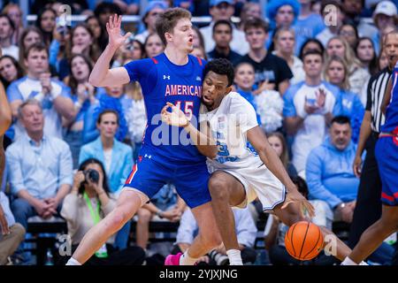 Chapel Hill, North Carolina, Stati Uniti. 15 novembre 2024. L'attaccante degli American University Eagles Matt Rogers (15) fallo con l'attaccante dei North Carolina Tar Heels Jalen Washington (13) durante la seconda metà della partita di basket NCAA al Dean Smith Center di Chapel Hill, North Carolina. (Scott Kinser/CSM). Crediti: csm/Alamy Live News Foto Stock