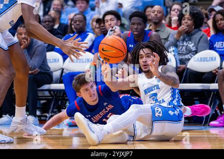 Chapel Hill, North Carolina, Stati Uniti. 15 novembre 2024. La guardia dei North Carolina Tar Heels Elliot Cadeau (3) passa il pallone lontano dall'attaccante degli American University Eagles Matt Rogers (15) durante la seconda metà della partita di basket NCAA al Dean Smith Center di Chapel Hill, North Carolina. (Scott Kinser/CSM). Crediti: csm/Alamy Live News Foto Stock
