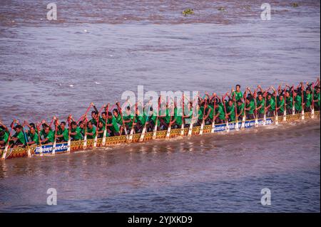 Phnom Penh celebra Bon Om Touk, il festival dell'acqua cambogiano, con una corsa di draghi sul fiume Tonle SAP. Phnom Penh, Cambogia. © Kraig Lieb Foto Stock