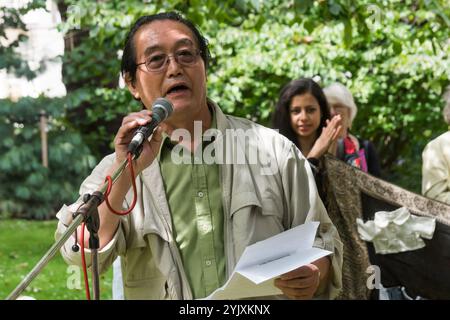 Londra, Regno Unito. 6 agosto 2017. Un uomo giapponese parla del disastro di Fukushima alla cerimonia del CND di Londra in memoria delle vittime, passate e presenti nel 72° anniversario del lancio della bomba atomica su Hiroshima e della seconda bomba atomica sganciata su Nagasaki tre giorni dopo. Organizza regolarmente un venerdì su Fukushima presso l'ambasciata giapponese e gli uffici della TEPCO. Dopo una serie di discorsi e spettacoli, c'è stato un minuto di silenzio durante il quale il vicesindaco di Camden e altri hanno posato fiori intorno al ciliegio commemorativo. Foto Stock