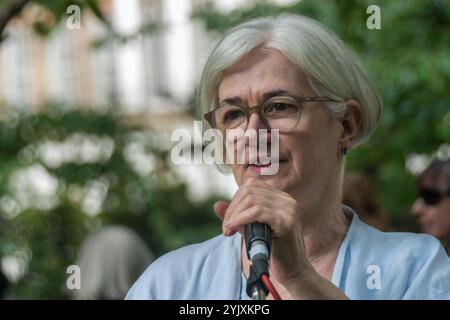 Londra, Regno Unito. 6 agosto 2017. La vicepresidente del CND Carol Turner introduce la cerimonia di Londra in memoria delle vittime, passate e presenti, nel 72° anniversario del lancio della bomba atomica su Hiroshima e della seconda bomba atomica sganciata su Nagasaki tre giorni dopo. Dopo una serie di discorsi e spettacoli, c'è stato un minuto di silenzio durante il quale il vicesindaco di Camden e altri hanno posato fiori intorno al ciliegio commemorativo. Foto Stock