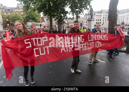 Londra, Regno Unito. 21 settembre 2017. Dopo aver bloccato con successo tutto il traffico in Trafalgar Square per una breve protesta e qualche minuto di riposo, 'Stop Killing Londoners' blocca il lato est della piazza per alcuni minuti di protesta in discoteca, ballando con musica ad alto volume sulla strada. Alla fine è venuta la polizia e ha detto loro di andarsene e la protesta è finita. Questa è stata la quinta protesta degli attivisti di Rising Up volta a mobilitare persone in tutta Londra per chiedere un'azione da parte del sindaco e del TfL che non stanno affrontando questo problema urgente. Boris ha riso del problema e Sadiq Khan deve ancora agire e il Foto Stock