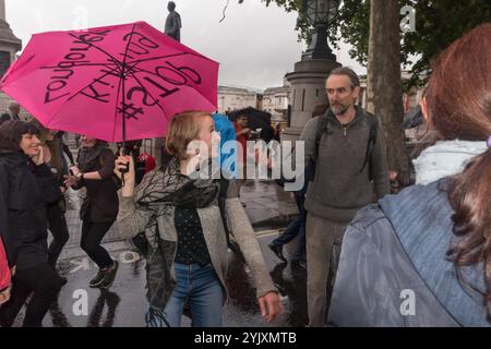 Londra, Regno Unito. 21 settembre 2017. Dopo aver bloccato con successo tutto il traffico in Trafalgar Square per una breve protesta e qualche minuto di riposo, 'Stop Killing Londoners' blocca il lato est della piazza per alcuni minuti di protesta in discoteca, ballando con musica ad alto volume sulla strada. Alla fine è venuta la polizia e ha detto loro di andarsene e la protesta è finita. Questa è stata la quinta protesta degli attivisti di Rising Up volta a mobilitare persone in tutta Londra per chiedere un'azione da parte del sindaco e del TfL che non stanno affrontando questo problema urgente. Boris ha riso del problema e Sadiq Khan deve ancora agire e il Foto Stock