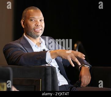 New Orleans, Stati Uniti. 15 novembre 2024. TA-Nehisi Coates parla durante il "più grande evento Author Talk di sempre a New Orleans" ospitato dalla Baldwin & Coffee Bookstore venerdì 15 novembre 2024 presso il Convocation Center del campus della Xavier University a New Orleans, Louisiana. (Foto di Peter G. Forest/SipaUSA) credito: SIPA USA/Alamy Live News Foto Stock