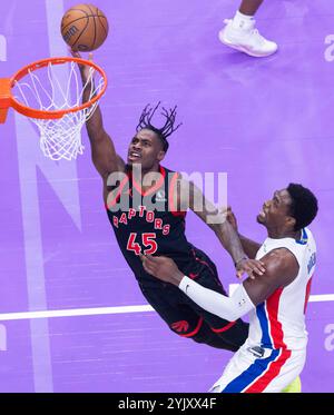 Toronto, Canada. 15 novembre 2024. Davion Mitchell (L) dei Toronto Raptors va in alto per un layup durante la partita a gironi della NBA Cup 2024-2025 tra Toronto Raptors e Detroit Pistons a Toronto, Canada, il 15 novembre 2024. Crediti: Zou Zheng/Xinhua/Alamy Live News Foto Stock