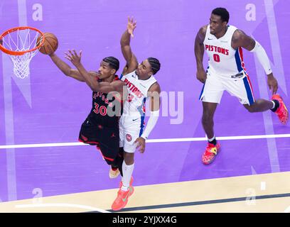 Toronto, Canada. 15 novembre 2024. Ochai Agbaji (L) dei Toronto Raptors va in alto per un layup durante la partita a gironi della NBA Cup 2024-2025 tra Toronto Raptors e Detroit Pistons a Toronto, Canada, il 15 novembre 2024. Crediti: Zou Zheng/Xinhua/Alamy Live News Foto Stock