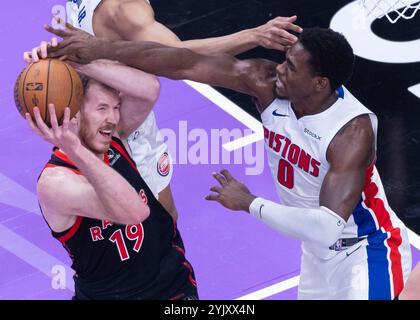 Toronto, Canada. 15 novembre 2024. Jakob Poeltl (L) dei Toronto Raptors affronta Jalen Duren dei Detroit Pistons durante la partita a gironi della Coppa NBA 2024-2025 tra Toronto Raptors e Detroit Pistons a Toronto, Canada, il 15 novembre 2024. Crediti: Zou Zheng/Xinhua/Alamy Live News Foto Stock