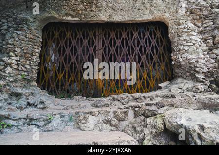 Una grotta sepolcrale recintata dentro e dentro contiene una bambola che assomiglia all'aspetto originale della persona quando era ancora viva su Buntu Kesu Foto Stock