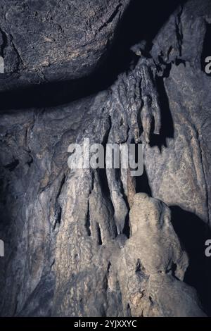 Una roccia dalla forma irregolare si estende verso il basso come un foglio di stoffa nella grotta Bukit Buntu Kesu Tana Toraja Foto Stock