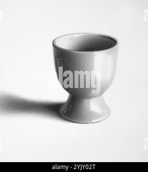 Disegno a matita estremamente dettagliato di un portuovo in ceramica, con texture lisce, superfici riflettenti e ombre morbide. Foto Stock