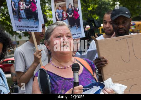 Londra, Regno Unito. 21 giugno 2017. Una donna che ha portato solidarietà dalla sua tenuta di Glasgow parla della marcia "Day of Rage” del movimento per la giustizia forse è stata nominata, consentendo ai media di destra di indulgere in una stravaganza fantasy immaginando violente insurrezione sul movimento per la giustizia, che ha una lunga storia di proteste pacifiche ma attive, mirate principalmente al trattamento iniquo e illegale del Regno Unito dei rifugiati e dei richiedenti asilo. Ma oggi c'è una grande rabbia del tutto giustificata per il sistematico fallimento nell'occuparsi della fornitura di alloggi sociali sicuri che ne è scaturito Foto Stock