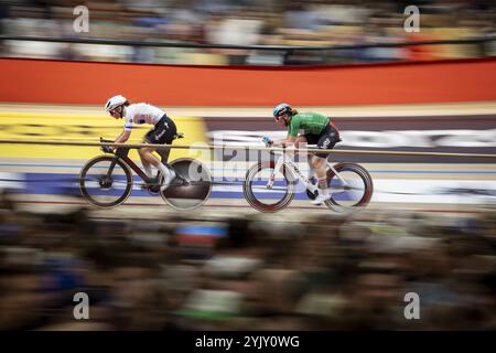 Gent, Belgio. 15 novembre 2024. Il belga lotte Kopecky e il belga Katrijn De Clercq nella foto durante il quarto giorno dello Zesdaagse Vlaanderen-Gent sei giorni di ciclismo su pista indoor presso l'arena di ciclismo al chiuso 't Kuipke, venerdì 15 novembre 2024, a Gent. BELGA FOTO DAVID PINTENS credito: Belga News Agency/Alamy Live News Foto Stock