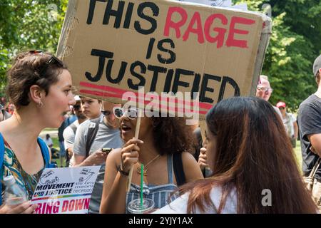 Londra, Regno Unito. 21 giugno 2017. Una donna reca un cartello "This Rag e is justified” all'inizio della marcia del movimento per la giustizia "Day of Rage”, che forse è stata nominata, permettendo ai media di destra di indulgere in una fantasia stravagante che immagina violenta insurrezione sul movimento per la giustizia, che ha una lunga storia di proteste pacifiche ma attive, mirate principalmente al trattamento iniquo e illegale del Regno Unito dei rifugiati e dei richiedenti asilo. Ma oggi c'è una grande rabbia del tutto giustificata per il sistematico fallimento di preoccuparsi della fornitura di alloggi sociali sicuri che resuona Foto Stock