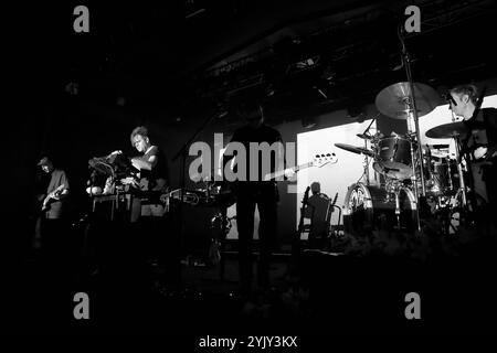 Brian Batz, Disa Jakobs, Anders Trentemoller alias Trentemoller, Jacob Haubjerg und Silas Tinglef, v.l., bei einem Konzert im Astra Kulturhaus a Berlino, 15. Novembre 2024. Foto schwarzweiß konvertiert Trentemoller Konzert Berlin *** Brian Batz, Disa Jakobs, Anders Trentemoller aka Trentemoller, Jacob Haubjerg e Silas Tinglef, da sinistra, in un concerto all'Astra Kulturhaus di Berlino, 15 novembre 2024 foto concerto Trentemoller in bianco e nero convertito Berlino Foto Stock