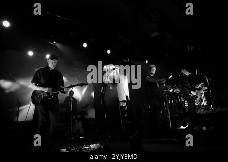 Brian Batz, Disa Jakobs, Anders Trentemoller alias Trentemoller, Jacob Haubjerg und Silas Tinglef, v.l., bei einem Konzert im Astra Kulturhaus a Berlino, 15. Novembre 2024. Foto schwarzweiß konvertiert Trentemoller Konzert Berlin *** Brian Batz, Disa Jakobs, Anders Trentemoller aka Trentemoller, Jacob Haubjerg e Silas Tinglef, da sinistra, in un concerto all'Astra Kulturhaus di Berlino, 15 novembre 2024 foto concerto Trentemoller in bianco e nero convertito Berlino Foto Stock