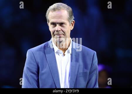 Torino, Italia. 15 novembre 2024. L'ex giocatore Stefan Edberg continua a guardare durante il Round Robin Singles match tra Casper Ruud norvegese e Andrey Rublev russo il sesto giorno delle finali del Nitto ATP World Tour. Crediti: Marco Canoniero/Alamy Live News Foto Stock