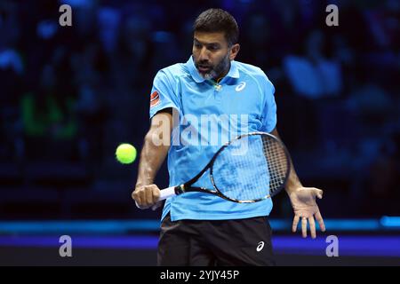 Torino, Italia. 15 novembre 2024. Rohan Bopanna dell'India in azione durante il Round Robin Doubles match tra Rohan Bopanna dell'India e Matthew Ebden dell'Australia contro Kevin Krawietz della Germania e Tim Puetz della Germania il sesto giorno delle finali del Nitto ATP World Tour. Crediti: Marco Canoniero/Alamy Live News Foto Stock